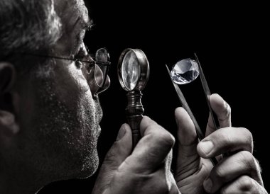 Kuyumcunun elindeki büyük değerli taş. Yaklaş. Gem tanımlama ve değerlendirme süreci.