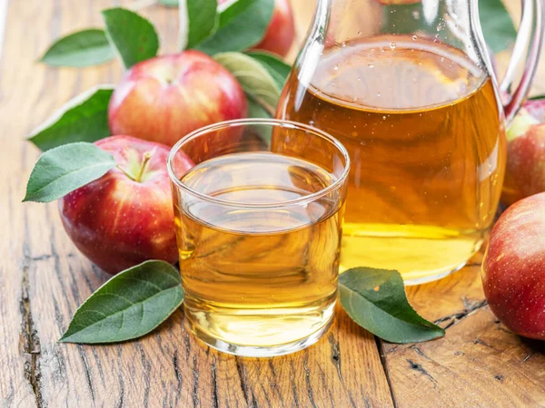 Glas Und Karaffe Mit Frischem Apfelsaft Und Bio Äpfeln Auf — Stockfoto
