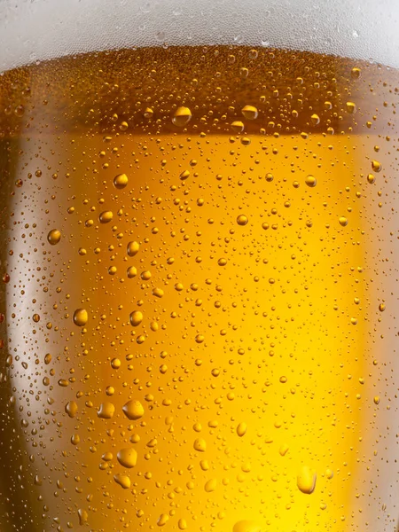 Een Gekoeld Glas Bier Close Kleine Waterdruppels Koud Oppervlak Van — Stockfoto