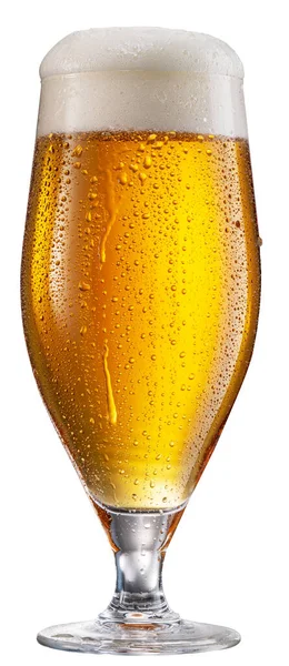 白い背景に隔離された冷たいガラス表面に水滴を持つ淡いラガービールのガラス ファイルにクリッピングパスが含まれています — ストック写真