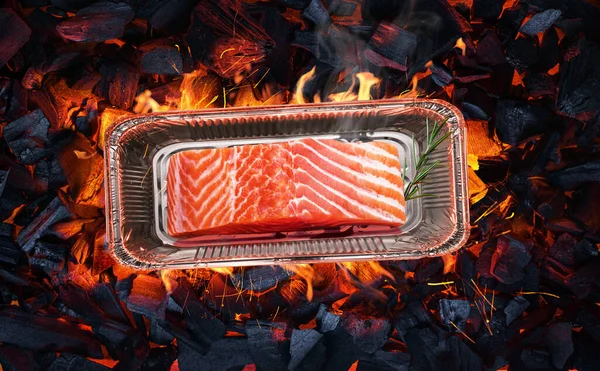 Bistecca Salmone Contenitore Alluminio Griglia Barbecue Pezzi Caldi Carbone Vista — Foto Stock