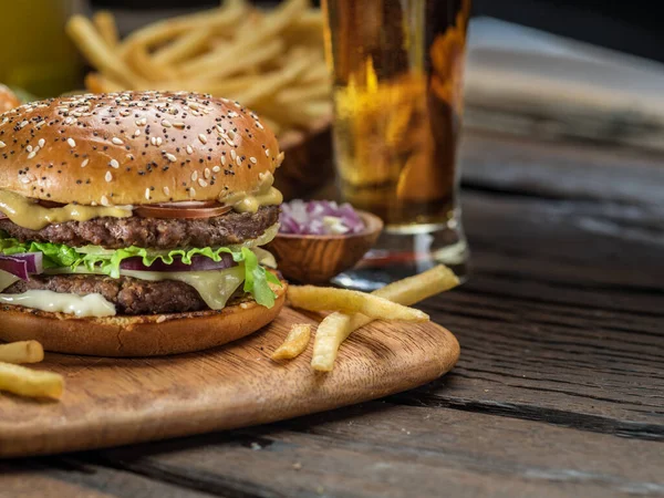 Hamburger Und Pommes Auf Dem Holztablett — Stockfoto