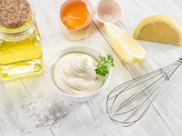 Schüssel Mit Mayonnaise Sauce Der Mitte Und Mayonnaise Zutaten Drumherum — Stockfoto