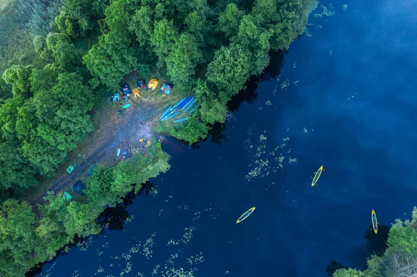 平静河上的独木舟和河岸上的营地 空中俯瞰 夏日的早晨 河畔绿岸的美丽图画 — 图库照片