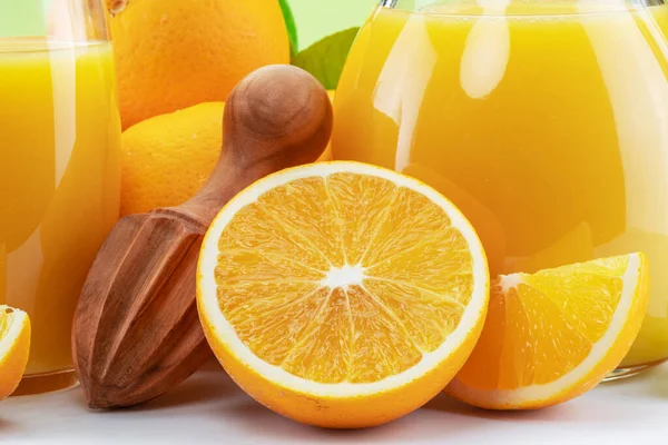 Frutos Naranja Amarilla Jarra Zumo Naranja Fresco Aislados Cerca — Foto de Stock