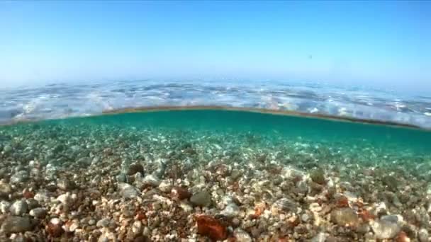 Vídeo Subaquático Câmera Lenta Fronteira Entre Água Bela Praia Rochosa — Vídeo de Stock