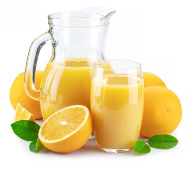Beyaz arka planda sarı portakal suyu ve taze portakal suyu var..