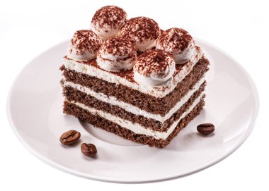 Beyaz arka planda izole edilmiş, tiramisu kremalı çikolatalı pasta ve kakao tozu..