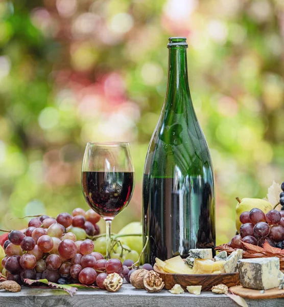 Druiven Fles Wijn Verschillende Kazen Houten Tafel Het Platteland Wazig — Stockfoto