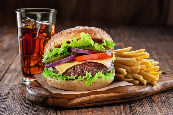 Delicioso Hambúrguer Com Batatas Fritas Cola Uma Mesa Madeira Com — Fotografia de Stock