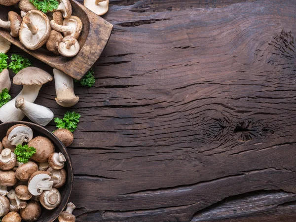 Funghi Commestibili Marroni Diversi Tavolo Legno Con Erbe Vista Dall — Foto Stock