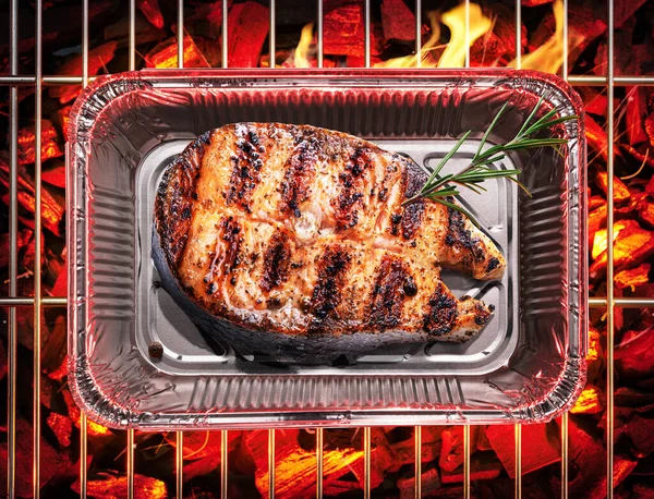 Bistecca Salmone Arrosto Contenitore Alluminio Griglia Barbecue Pezzi Caldi Carboni — Foto Stock