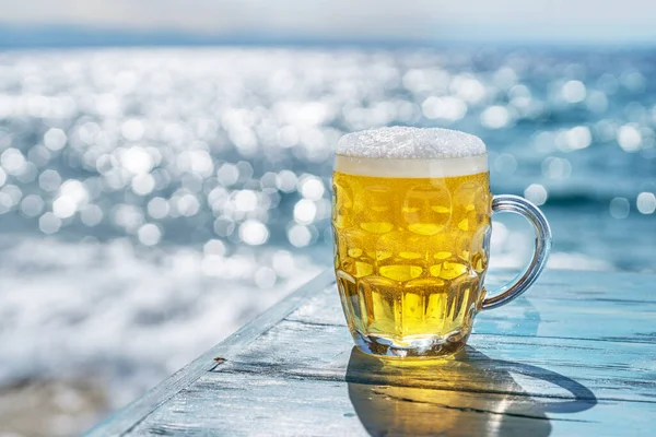 Caneca Cerveja Gelada Mesa Madeira Azul Mar Desfocado Está Fundo — Fotografia de Stock