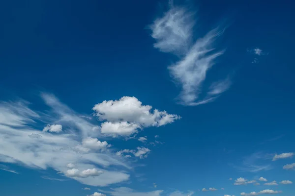 Diepblauwe Lucht Wit Verschillende Soorten Wolken Erin Prachtige Natuur Achtergrond — Stockfoto