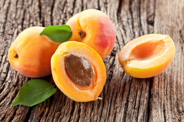 Ripe Apricot Fruits Slices Apricot Leaves Old Wooden Table — Stock Photo, Image