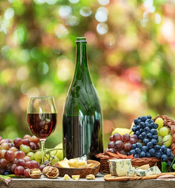 Druiven Fles Wijn Verschillende Kazen Houten Tafel Het Platteland Wazig — Stockfoto