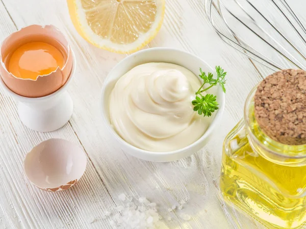 Kom Met Mayonaise Saus Het Midden Mayonaise Ingrediënten Eromheen Houten — Stockfoto