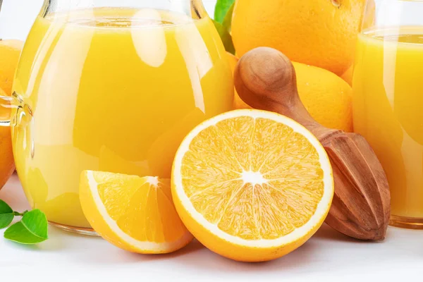 Gelbe Orangenfrüchte Und Frischer Orangensaft Isoliert Auf Weißem Hintergrund Nahaufnahme — Stockfoto