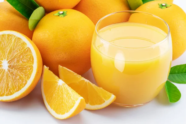 白い背景に単離された新鮮なオレンジジュースの黄色のオレンジ果実とガラス 閉じろ — ストック写真