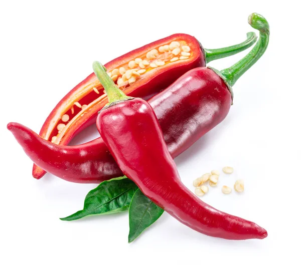 Verse Rode Chilipepers Doorsnede Van Spaanse Peper Met Zaden Geïsoleerd — Stockfoto