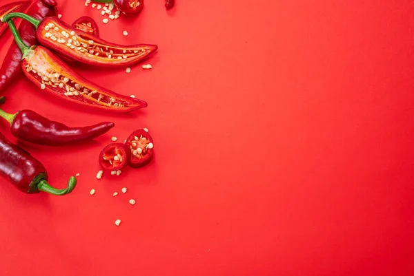 Chiles Rojos Frescos Rodajas Pimientos Aislados Sobre Fondo Rojo Vista —  Fotos de Stock