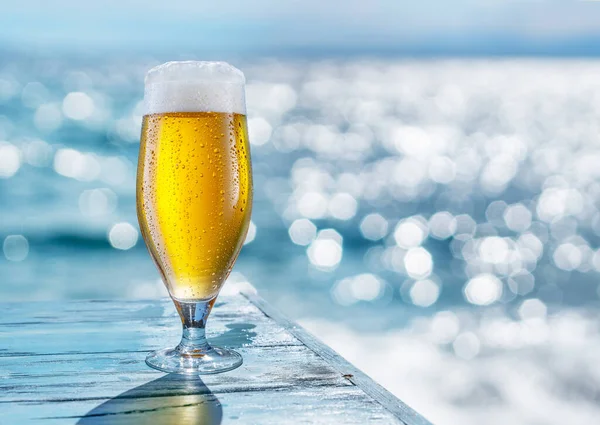 Mavi Ahşap Masanın Üzerine Buğulanmış Soğuk Bir Bardak Bira Damlası — Stok fotoğraf