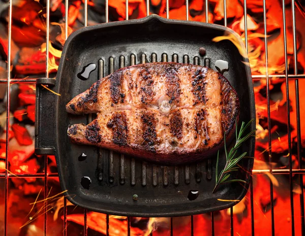 Roasted Salmon Steak Frying Pan Bbq Grate Hot Pieces Coals — Zdjęcie stockowe