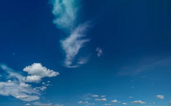 Diepblauwe Lucht Wit Verschillende Soorten Wolken Erin Prachtige Natuur Achtergrond — Stockfoto