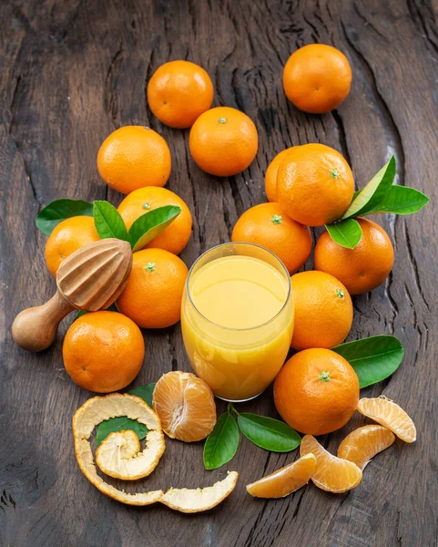 Frutas Mandarina Naranja Jugo Mandarina Fresca Sobre Fondo Madera Oscura —  Fotos de Stock