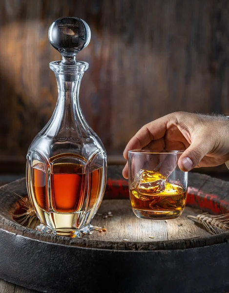 Karaf Whisky Glas Whisky Oud Houten Vat Donkere Achtergrond — Stockfoto