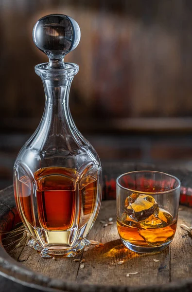 Karafa Whisky Sklenice Whisky Starém Dřevěném Sudu Tmavém Pozadí — Stock fotografie