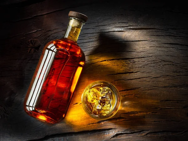 Eine Flasche Whisky Und Ein Glas Whisky Auf Holzbrett Ansicht — Stockfoto