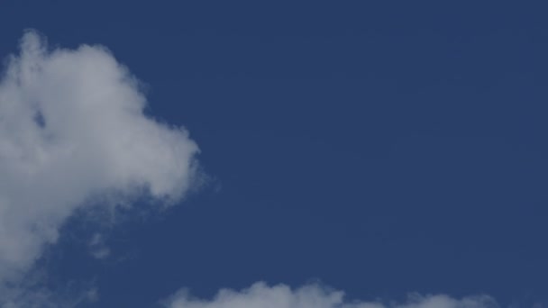 Primer Plano Lapso Tiempo Vídeo Grandes Nubes Blancas Cielo Azul — Vídeo de stock