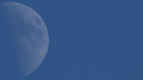 Luna Azul Incompleta Mueve Lentamente Través Del Cielo Azul — Vídeo de stock