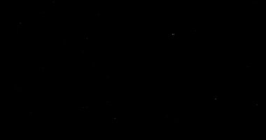 Düşen doğal kar taneleri kara bir zemin üzerinde izole edilmiş, bir sürü düşen kaotik kar..