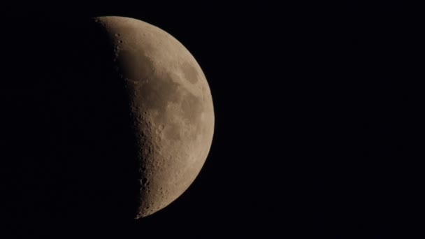 Unvollständiger Mond Wandert Langsam Durch Den Nachthimmel — Stockvideo