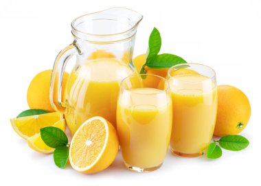 Beyaz arka planda sarı portakal suyu ve taze portakal suyu var..