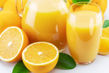 Beyaz arka planda sarı portakal suyu ve taze portakal suyu var..