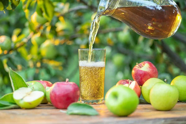 Appelsap Het Glas Gieten Verse Biologische Appels Glas Appelsap Houten — Stockfoto