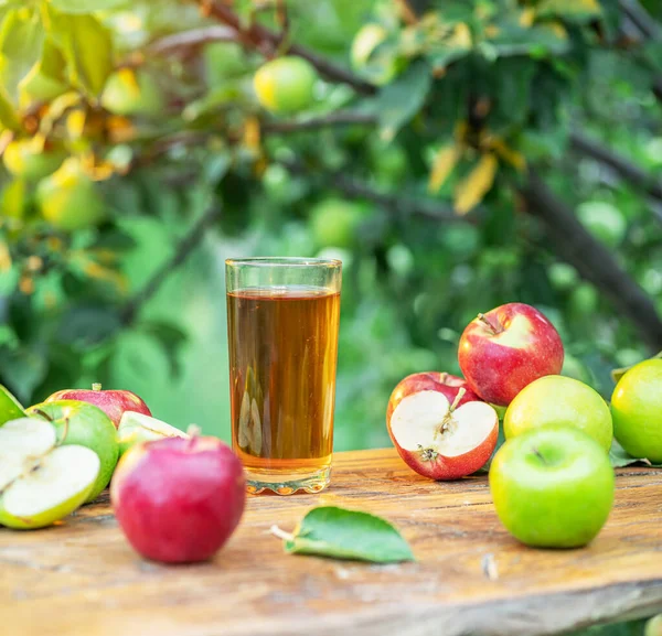 Färsk Äppeljuice Och Äpplen Träbord Sommarträdgården — Stockfoto