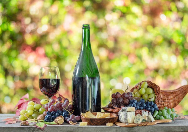 Raisins Bouteille Vin Différents Fromages Sur Table Bois Campagne Fond — Photo