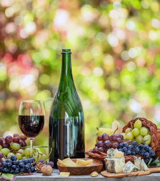 Raisins Bouteille Vin Différents Fromages Sur Table Bois Campagne Fond — Photo