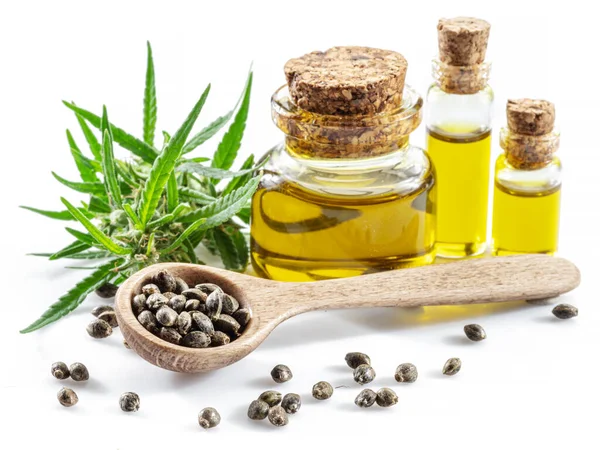 Semi Cannabis Nel Cucchiaio Legno Olio Canapa Isolato Sfondo Bianco — Foto Stock