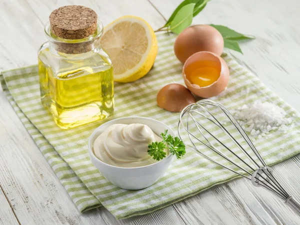 Schüssel Mit Mayonnaise Sauce Der Mitte Und Mayonnaise Zutaten Drumherum — Stockfoto