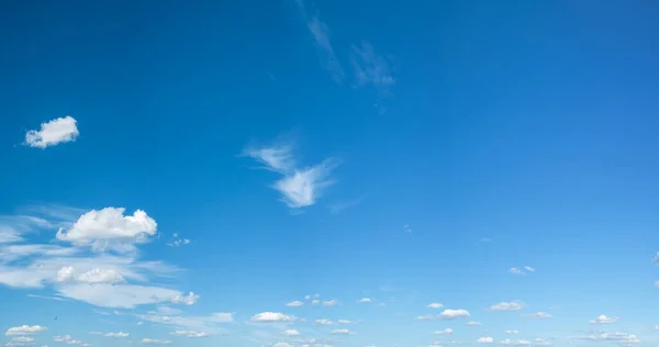 Tiefblauer Himmel Und Weiß Verschiedene Arten Von Wolken Darin Schöne — Stockfoto