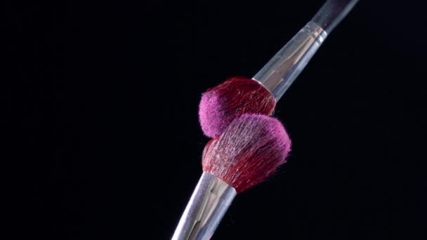 Dos Cepillos Maquillaje Chocan Causan Remolino Partículas Polvo Rosa Contra — Vídeo de stock