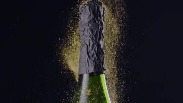 Zlatý Prach Stéká Láhvi Šampaňského Černém Pozadí Kamera Jede Odshora — Stock video