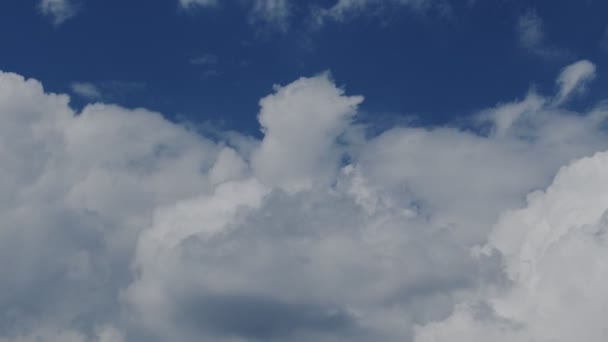 Närbild Time Lapse Video Vita Stora Moln Blå Solig Himmel — Stockvideo