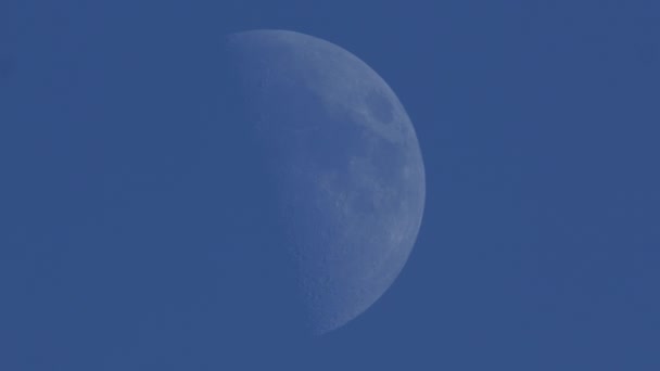 Lua Azul Incompleta Move Lentamente Através Céu Azul — Vídeo de Stock