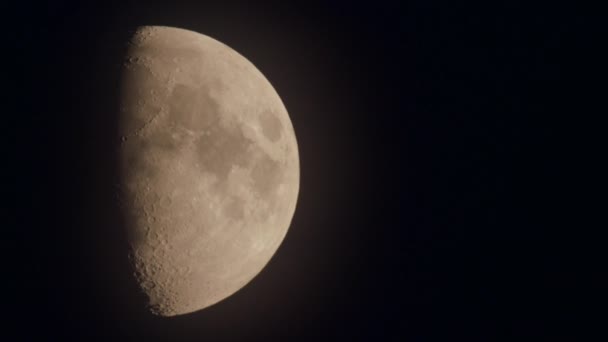 Lune Incomplète Déplace Lentement Dans Ciel Nocturne — Video